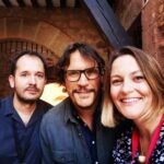 Sergio Peris-Mencheta Instagram - Cuando me preguntan “¿qué tal lo pasaste en #traitorsespana ?” digo que muy bien. Obviando que estuve desayunando, comiendo y cenando SOLO, evitando todo contacto con los jugadores durante 10 días, encerrado en una alcoba cual Doña Blanca, estudiando y espiando a través del monitor todo lo que pasaba. Salía de la reclusión, cuál novillo de los toriles, para dar malas noticias, plantear marrones y mantener el orden en la mesa redonda. Y aún así disfruté mucho. Fueron días intensos, de estar conmigo y eso también tiene su aquel para un enfermo de lo social como yo. Al cabo del día solo hablaba con la maquilladora, la figurinista, y 3 personitas más que hacen que la posibilidad de una segunda edición apetezca más. Con @tinet_rubira (el mero mero en @gestmusic , el FOKIN boss) siempre y cuando lo pillara libre de marca: aprendí latín escuchándole, este tipazo tiene 180 años pero aparenta 50 y lo ha hecho TODO en TV. Y con este par de seres de la foto. Él, @alexnavarroruiz , guionista del equipo, se convirtió en mi escudero, mi sparring, mi coach, y mi “Wilson”. Ella, @niasanjuan , directora del programa, la voz que me acompañaba horas y horas en el pinganillo, susurrándome tips, acariciándome el lomo, guiándome en el barullo. Fueron solo 2 semanas, pero me quedé con la sensación esa de haber estado todo un verano de aventuras. Gracias a ell@s me sentí en casa. Y un poquito menos solo. @hbomaxes @gestmusic @niasanjuan @alexnavarroruiz @tinet_rubira Los Angeles, California