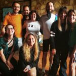 Sergio Peris-Mencheta Instagram - Parte del equipo en la sombra sin el cual #TraitorsEspaña habría sido imposible. Currazo de horas y de no dormir del EQUIPAZO de guión, subdirección, redacción y dirección. Son l@s FORTY NINERS de #TraitorsEspaña, encargad@s de encontrar el oro. Sin ell@s imposible. 🍀🍀 Aprovecho para aclarar que aunque haya un equipo de guionistas y redactores como es lógico (para diseñar las pruebas, el juego, recabar la información de horas y horas de conversaciones “privadas” entre l@s jugador@s, hacer los totales con cada un@ durante el día, etc… buscar oro, vaya) NADA de lo que sucede en el juego está guionizado, ni preparado, ni manipulado. Los giros inesperados, los destierros, las eliminaciones, etc… son todo producto de las dinámicas de la “partida”,, de las decisiones de l@s 18, y de las sinergias entre ell@s: lo que yo llamo LA MAGIA. Esos días en el Castillo de Sigüenza la MAGIA nos acompañó cada día. Y aparecieron los pepitas de oro. L@s que han jugado a roles ocultos sabrán reconocer esos momentos como algo que sucede en partidas de 50 minutos. Imaginad las posibilidades en 8 días de juego nonstop. Quien necesite pensar que está todo manipulado que se haga mirar esa necesidad de rebajar las cosas: que juegue más, que juegue a Lobos, que se junte con amig@s con el simple pretexto de JUGAR, que se olvide un rato de sus movidas personales, que comparta con un tablero de por medio, que juegue al pañuelo, a la oca o al teto… que disfrute de la vida, vaya. La MAGIA puede hacer acto de presencia en cualquier momento. Solo hay que estar preparado, y que los tesoros que vengan (o no) nos pillen jugando. Alea iacta est !! que traducido en Menchetil viene a ser: ¡¡Está la cosa que arde!! @niasanjuan @alexnavarroruiz @jaimeastrain @jaimenavadeolano @soyannaallenoficial @apoloniaofficial @rayderleyzapata @rubenochandiano @skonethebigfish @fernandoguillencuervo @abrilzamora11 @juan__sanguino @sandraescacena @blancamanchon @jpastranabox @adrivision @leo_margets @pppua @juliomgn @cristinacifuentes @hbomaxes @tinet_rubira @gestmusic Castillo-Parador De Sigüenza