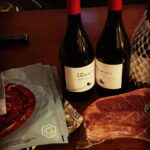 Sergio Peris-Mencheta Instagram - Siempre que nos veíamos había mucha gente. Cumpleaños, estrenos, cenas, despedidas, bienvenidas… siempre rodeados de gente. Y siempre encontrábamos 1 momento de complicidad, de soledad “de a dos” en el bullicio. Y nos poníamos al día sobre sus vinos, mis hijos, sus caballos, su Cosmo, mis pelis, su Xabi, mi LosAngeles, y por supuesto, nuestro Barco Pirata. Javier y Estíbaliz siempre fueron piratas. Siempre remaron. Fueron IMPRESCINDIBLES en la creación de la productora, y por supuesto, en mi desarrollo como director de teatro. Y Javier… joder… … Javier era médico las 24h del día. La suya era una preocupación congénita por el otro. Cualquier achaque, herida, enfermedad, embarazo… que llegaba a sus oídos se convertía en una especie de misión vital. Te llamaba, te invitaba a casa, se venía a la tuya… Y además de impregnarte de serenidad siempre te agasajaba con bebida, comida, y sobre todo mucha escucha. Y siempre había comida y bebida de por medio. Mucha y muy rica. La última vez que estuve con Javier fue a solas sin gente alrededor. Fue en mayo de 2021. Yo estaba solo en Madrid hecho unos zorros encerrado en casa, con un COVID que me tuvo 3 semanas fuera de juego. Javier en cuanto se enteró se plantó en mi salón con una bolsa llena de medicamentos y, por supuesto, de comida. Mucha. Y como siempre, muy rica. Yo llevaba semana y pico sin comer nada sólido, pero él apareció con una especie de cesta de Navidad cuya sola visión me devolvió las ganas de vivir. Estuvo conmigo 3horas. No probamos bocado (yo aún no era capaz). Pero nos dimos un homenaje de charla maravilloso. De lo humano y lo divino. De mi padre, de sus hermanos, de mis proyectos, de sus caballos, de su Xabi, de mi Río y mi Olmo, de su Estíbaliz, su Merche y su Pedro, de mi Marta, de su Boss, de mi Nuria, de mi LosAngeles… de su ángel Leona…. y de nuestro Barco Pirata 🏴‍☠️ No comimos ni bebimos. Sólo hablamos. Mucho. Y muy rico. Por caprichos estúpidos de la vida nunca más volvimos a vernos, ni a hablar. Cuando reviso los últimos whatsapps con él, me encuentro lugares comunes, emoticonos insulsos, llamadas perdidas… Quiero creer que aquella tarde, en mi casa, ya nos lo habíamos contado todo. Los Angeles, California