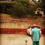 Sergio Peris-Mencheta Instagram - Siempre que nos veíamos había mucha gente. Cumpleaños, estrenos, cenas, despedidas, bienvenidas… siempre rodeados de gente. Y siempre encontrábamos 1 momento de complicidad, de soledad “de a dos” en el bullicio. Y nos poníamos al día sobre sus vinos, mis hijos, sus caballos, su Cosmo, mis pelis, su Xabi, mi LosAngeles, y por supuesto, nuestro Barco Pirata. Javier y Estíbaliz siempre fueron piratas. Siempre remaron. Fueron IMPRESCINDIBLES en la creación de la productora, y por supuesto, en mi desarrollo como director de teatro. Y Javier… joder… … Javier era médico las 24h del día. La suya era una preocupación congénita por el otro. Cualquier achaque, herida, enfermedad, embarazo… que llegaba a sus oídos se convertía en una especie de misión vital. Te llamaba, te invitaba a casa, se venía a la tuya… Y además de impregnarte de serenidad siempre te agasajaba con bebida, comida, y sobre todo mucha escucha. Y siempre había comida y bebida de por medio. Mucha y muy rica. La última vez que estuve con Javier fue a solas sin gente alrededor. Fue en mayo de 2021. Yo estaba solo en Madrid hecho unos zorros encerrado en casa, con un COVID que me tuvo 3 semanas fuera de juego. Javier en cuanto se enteró se plantó en mi salón con una bolsa llena de medicamentos y, por supuesto, de comida. Mucha. Y como siempre, muy rica. Yo llevaba semana y pico sin comer nada sólido, pero él apareció con una especie de cesta de Navidad cuya sola visión me devolvió las ganas de vivir. Estuvo conmigo 3horas. No probamos bocado (yo aún no era capaz). Pero nos dimos un homenaje de charla maravilloso. De lo humano y lo divino. De mi padre, de sus hermanos, de mis proyectos, de sus caballos, de su Xabi, de mi Río y mi Olmo, de su Estíbaliz, su Merche y su Pedro, de mi Marta, de su Boss, de mi Nuria, de mi LosAngeles… de su ángel Leona…. y de nuestro Barco Pirata 🏴‍☠️ No comimos ni bebimos. Sólo hablamos. Mucho. Y muy rico. Por caprichos estúpidos de la vida nunca más volvimos a vernos, ni a hablar. Cuando reviso los últimos whatsapps con él, me encuentro lugares comunes, emoticonos insulsos, llamadas perdidas… Quiero creer que aquella tarde, en mi casa, ya nos lo habíamos contado todo. Los Angeles, California
