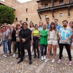 Sergio Peris-Mencheta Instagram - Despedirme de mi añorado Madrid después de una semana de lo más intensa, llena de #Traitors, de teatro, de entrevistas, de #Ladies, despidiéndonos de #UnaNocheSinLuna, haciéndome una ITV en @cuerpomentecentrosol , haciendo un casting como actor de esos que pocas veces se pueden hacer (con tiempo y cariño), trabajando ya en #Cielos con reparto y equipo técnico, comiendo rico en @casatataguyo , disfrutando de mis queridas @nuriacruzmoreno y @mariadiazteatro , pergeñando futuribles con @luiszahera y @javiergutierrezoficial , reencontrándome con mi hermanito @jaenada_ , abrazando a la Mamushka y al Yonyon,… y finalmente, la penúltima ha podido ser una velada de #SecretHitler en casa de mi querido @miguelamunoz Mañana? Mañana vuelo de vuelta a casa, no sin antes abrazar a la china @silviaabascal , ya en el tiempo de descuento en el aeropuerto… See u in a while, Madrid. Te llevo dentro. 🫶 Plaza Santa Ana
