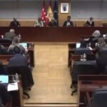 Sergio Peris-Mencheta Instagram - Fuera Caretas. A este señor, claramente, no le gusta el teatro que “genera polémica”. Eso dice. Eso repite. Podemos detraer de ello, que no le interesan Shakespeare, ni Mouawad, ni Kushner,… ni Lorca. Y un largo y polémico etcétera. Supongo que le pasa lo mismo con el cine, la música, la pintura… Este señor considera, desde su poltrona, que el teatro que le incomoda, que le interpela, que le retrata - y que denuncia a señores como él - busca “DIVIDIR”. En ningún momento se le ocurre imaginar -probablemente impedido por la poltrona- un teatro que DESPIERTA, que pone luz en la sombra, que DENUNCIA, que REMUEVE. Que el Teatro ES, precisamente porque transforma e incomoda. El quiere salir del teatro igualito que entró, sin hacerse preguntas, listo para seguir durmiendo. Quiere haberse echado unas risas, o unas siestas. Seguramente le gusta el teatro porque se apoltrona un par de horas. Este señor no tiene ni pajolera idea de que el teatro no es solo entretener (que también lo es). Este señor, desde su poltrona, sin tener ni pajolera idea de teatro, quiere además decidir qué sí y qué no se programa en un teatro público. ¡Talía nos libre de este señor! ¡Queme Zeus su poltrona! Este señor quiere más risas, y menos llantos. Más Bertín, y más Arévalo. Y menos de lo que se “programa en la Abadía” según sus propias palabras (hay más vídeos de este señor y su poltrónica comparecencia). Con este señor a los mandos, compañías tan “polémicas” e internacionales como La Fura, Els Joglars o La Zaranda no habrían existido. Este señor y su poltrona SIEMPRE nos tendrán enfrente. Porque el teatro existe, además de para entretener, para sacar de quicio a señores y poltronas. Este señor habría intentado censurar a Shakespeare, a Kushner y a Mouawad… en balde, por supuesto. Porque está a años luz de entender que son precisamente señores como él y su poltrona, los que le dan sentido al TEATRO. Y es que algunos, ni matando a Lorca, pudieron matar a Lorca.