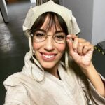 Sergio Peris-Mencheta Instagram - Este ser de otro planeta llamado @almudenacid se ha estrenado hoy como lady en Santurce. Y dicen que se ha incorporado a esa maquinaria imposible como lo que es: un ser de otro planeta. Curranta, amorosa, cuidadosa, entregada, generosa, actrizaca… Ya desde los ensayos estuvo en el proceso en bambalinas ayudando en todo lo que hacía falta: cubriendo a actrices, ayudando a la técnica, trabajando pelota con las chicas,… Y es que en Ladies Football Club Almu tenía un papel, que por la cosas de la vida, no pudo hacer. Es más: estuvo 1año y pico aprendiendo a hacer virguerías maradonianas con la pelota, virguerias que me iba mandando en vídeo grabadas en medio de la calle. 🍀🍀🍀 Esta noche se ha cumplido un sueño. Pero un sueño para mi: que se vistiera de corto y se lo gozara a tope. Y volver a contar con ella. Nos queda camino, amiga. Soy tu fan número 2. (El número 1 se lo dejo a @almocovar ) Parafraseando a @susanballes : HOY TUS SUEÑOS VAN PRIMERO Love U Almu. La Crescenta-Montrose