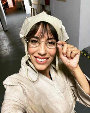 Sergio Peris-Mencheta Instagram - Este ser de otro planeta llamado @almudenacid se ha estrenado hoy como lady en Santurce. Y dicen que se ha incorporado a esa maquinaria imposible como lo que es: un ser de otro planeta. Curranta, amorosa, cuidadosa, entregada, generosa, actrizaca… 

Ya desde los ensayos estuvo en el proceso en bambalinas ayudando en todo lo que hacía falta: cubriendo a actrices, ayudando a la técnica, trabajando pelota con las chicas,… Y es que en Ladies Football Club Almu tenía un papel, que por la cosas de la vida, no pudo hacer. Es más: estuvo 1año y pico aprendiendo a hacer virguerías maradonianas con la pelota, virguerias que me iba mandando en vídeo grabadas en medio de la calle.
🍀🍀🍀
Esta noche se ha cumplido un sueño. Pero un sueño para mi: que se vistiera de corto y se lo gozara a tope. 
Y volver a contar con ella.
Nos queda camino, amiga.
Soy tu fan número 2.
(El número 1 se lo dejo a @almocovar )
Parafraseando a @susanballes : 
HOY TUS SUEÑOS VAN PRIMERO

Love U Almu.