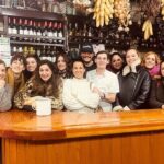 Sergio Peris-Mencheta Instagram - Despedirme de mi añorado Madrid después de una semana de lo más intensa, llena de #Traitors, de teatro, de entrevistas, de #Ladies, despidiéndonos de #UnaNocheSinLuna, haciéndome una ITV en @cuerpomentecentrosol , haciendo un casting como actor de esos que pocas veces se pueden hacer (con tiempo y cariño), trabajando ya en #Cielos con reparto y equipo técnico, comiendo rico en @casatataguyo , disfrutando de mis queridas @nuriacruzmoreno y @mariadiazteatro , pergeñando futuribles con @luiszahera y @javiergutierrezoficial , reencontrándome con mi hermanito @jaenada_ , abrazando a la Mamushka y al Yonyon,… y finalmente, la penúltima ha podido ser una velada de #SecretHitler en casa de mi querido @miguelamunoz Mañana? Mañana vuelo de vuelta a casa, no sin antes abrazar a la china @silviaabascal , ya en el tiempo de descuento en el aeropuerto… See u in a while, Madrid. Te llevo dentro. 🫶 Plaza Santa Ana