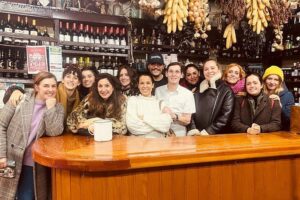 Sergio Peris-Mencheta Instagram - Despedirme de mi añorado Madrid después de una semana de lo más intensa, llena de #Traitors, de teatro, de entrevistas, de #Ladies, despidiéndonos de #UnaNocheSinLuna, haciéndome una ITV en @cuerpomentecentrosol , haciendo un casting como actor de esos que pocas veces se pueden hacer (con tiempo y cariño), trabajando ya en #Cielos con reparto y equipo técnico, comiendo rico en @casatataguyo , disfrutando de mis queridas @nuriacruzmoreno y @mariadiazteatro , pergeñando futuribles con @luiszahera y @javiergutierrezoficial , reencontrándome con mi hermanito @jaenada_ , abrazando a la Mamushka y al Yonyon,… y finalmente, la penúltima ha podido ser una velada de #SecretHitler en casa de mi querido @miguelamunoz 
Mañana? Mañana vuelo de vuelta a casa, no sin antes abrazar a la china @silviaabascal , ya en el tiempo de descuento en el aeropuerto… 
See u in a while, Madrid.
Te llevo dentro.
🫶