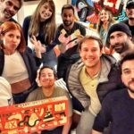 Sergio Peris-Mencheta Instagram - Despedirme de mi añorado Madrid después de una semana de lo más intensa, llena de #Traitors, de teatro, de entrevistas, de #Ladies, despidiéndonos de #UnaNocheSinLuna, haciéndome una ITV en @cuerpomentecentrosol , haciendo un casting como actor de esos que pocas veces se pueden hacer (con tiempo y cariño), trabajando ya en #Cielos con reparto y equipo técnico, comiendo rico en @casatataguyo , disfrutando de mis queridas @nuriacruzmoreno y @mariadiazteatro , pergeñando futuribles con @luiszahera y @javiergutierrezoficial , reencontrándome con mi hermanito @jaenada_ , abrazando a la Mamushka y al Yonyon,… y finalmente, la penúltima ha podido ser una velada de #SecretHitler en casa de mi querido @miguelamunoz Mañana? Mañana vuelo de vuelta a casa, no sin antes abrazar a la china @silviaabascal , ya en el tiempo de descuento en el aeropuerto… See u in a while, Madrid. Te llevo dentro. 🫶 Plaza Santa Ana