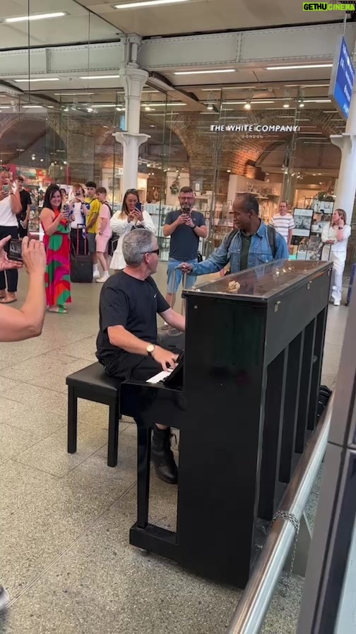 Sergio Peris-Mencheta Instagram - En Londres hay pianos!!! London St Pancras station - Eurostar
