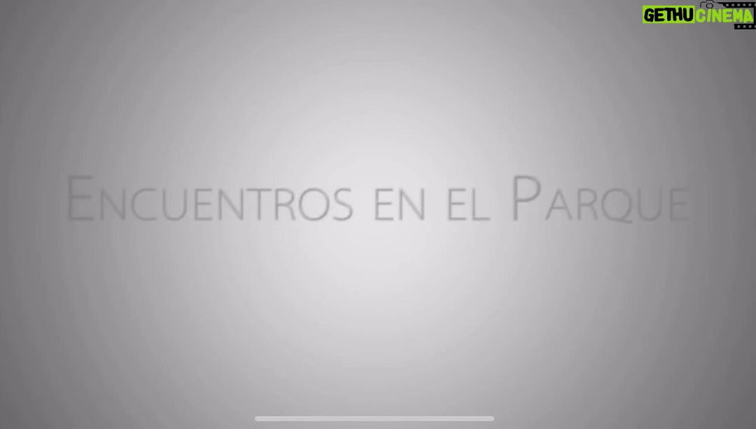 Sergio Peris-Mencheta Instagram - Nueva entrega de ENCUENTROS EN EL PARQUE En esta ocasión @trisulloa y @feleman en EL TIPO. ¿Qué puede pasar cuando dos desconocidos comparten un mismo banco, cuando sus vidas se cruzan? ¿Como se encuentran esas dos realidades? De eso va la obra CONTINUIDADES DE LOS PARQUES de @pujol_jaime que os invito a leer. @barcopirataorg la produjo en 2014 en una de mis primeras direcciones (sin contar el teatro universitario) en las @navesdelespanol con un reparto formado por @solaz_art @feleman @gorkaotxoaoficial @luiszahera y @robertoactor Esta serie de breves ENCUENTROS EN EL PARQUE vendrían a plantear otras posibles escenas que se pueden dar en un banco en un parque. No nos cabe duda a @nuriacruzmoreno y a mi que, tarde o temprano, nos daremos otro paseo por ese parque. Parque Retiro Madrid España