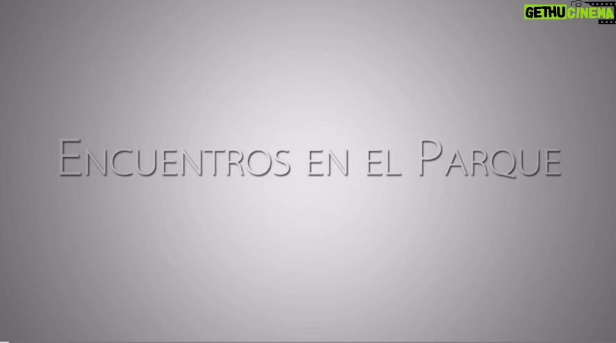 Sergio Peris-Mencheta Instagram - Segunda entrega de ENCUENTROS EN EL PARQUE: “EL NOMBRE” ¿Te imaginas a @luiszahera y a @jechanove compartiendo banco? Esta serie de cortos muy cortos que escribí y dirigí allá por 2014 en el #parquedelretiro de Madrid formaban parte de la promoción de #Continuidaddelosparques de @jaimepujol. Obra que no me canso de leer, de visitar y revisitar. Una joya de nuestro teatro aún por descubrir. En mi caso por seguir descubriendo. En 2014 la hicimos en @navesdelespanol con @marta_solaz @feleman @robertoactor @gorkaotxoaoficial @luiszahera Producida por @nuriacruzmoreno y nuestro @barcopirataorg que apenas daba sus primeros pasos. Nuria y yo siempre nos decimos desde entonces: “hay que volver a montarla”. 🍀🍀🙏🏽🙏🏽 Montaje y Cámara: @la_mina_stage Parque del Retiro, Madrid
