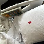 Sergio Peris-Mencheta Instagram - “J: Venga que te cambio la vía. Yo: Sí por favor, que ya tengo el brazo dolorido. J: Uy… ha goteado un poco en la almohada. Ahora aviso para que te la cambien. Yo: oh…. No. Déjala. Me han mandado un mensajito mis ancestros.” Después de 10 días salgo del hospital de la Fundación Jiménez Díaz. 🏥 Más allá de todo lo vivido en este viaje (transformador donde los haya) quiero dar las gracias al equipo de médicos y especialmente al de enfermer@s y auxiliares. Me he sentido muy bien cuidado. Gracias Piedad, Carmen, Carlos, Ángel, Bea, Sergio, Ángeles,… y tod@s los que os pasasteis por la 1224 a CUIDARme. Y gracias Javi por ese ♥️involuntario. Si haces eso con una vía intravenosa, no me quiero imaginar lo que puedes hacer en un cappuccino 😝🤗 Gracias, gracias, gracias. 🍀🍀🍀🙏🏽🙏🏽🙏🏽 Hospital Fundacion Jimenez Diaz
