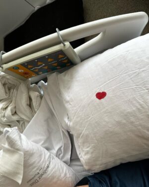 Sergio Peris-Mencheta Instagram - “J: Venga que te cambio la vía.
Yo: Sí por favor, que ya tengo el brazo dolorido.
J: Uy… ha goteado un poco en la almohada. Ahora aviso para que te la cambien.
Yo: oh…. No. Déjala. Me han mandado un mensajito mis ancestros.”

Después de 10 días salgo del hospital de la Fundación Jiménez Díaz. 🏥 
Más allá de todo lo vivido en este viaje (transformador donde los haya) quiero dar las gracias al equipo de médicos y especialmente al de enfermer@s y auxiliares.
Me he sentido muy bien cuidado.
Gracias Piedad, Carmen, Carlos, Ángel, Bea, Sergio, Ángeles,… y tod@s los que os pasasteis por la 1224 a CUIDARme.
Y gracias Javi por ese ♥️involuntario. Si haces eso con una vía intravenosa, no me quiero imaginar lo que puedes hacer en un cappuccino 😝🤗
Gracias, gracias, gracias.
🍀🍀🍀🙏🏽🙏🏽🙏🏽