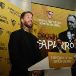 Sergio Ramos Instagram - Hoy ha recibido el reconocimiento que se merece uno de los grandes entrenadores de nuestro fútbol, mi padre deportivo, aquel que a mí y a otros muchos nos dio lo más valioso que hay en la vida: una oportunidad. @joaquincaparroscamino, enhorabuena por el “Banquillo de oro”, pero, sobre todo, enhorabuena por haber sabido ser un gran profesional, una persona íntegra y recta, y un maestro para todos aquellos que hemos tenido la suerte de aprender de tu sabiduría y experiencia. Te queremos por lo que eres y por cómo eres. Enhorabuena, mister.