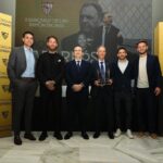 Sergio Ramos Instagram - Hoy ha recibido el reconocimiento que se merece uno de los grandes entrenadores de nuestro fútbol, mi padre deportivo, aquel que a mí y a otros muchos nos dio lo más valioso que hay en la vida: una oportunidad. @joaquincaparroscamino, enhorabuena por el “Banquillo de oro”, pero, sobre todo, enhorabuena por haber sabido ser un gran profesional, una persona íntegra y recta, y un maestro para todos aquellos que hemos tenido la suerte de aprender de tu sabiduría y experiencia. Te queremos por lo que eres y por cómo eres. Enhorabuena, mister.