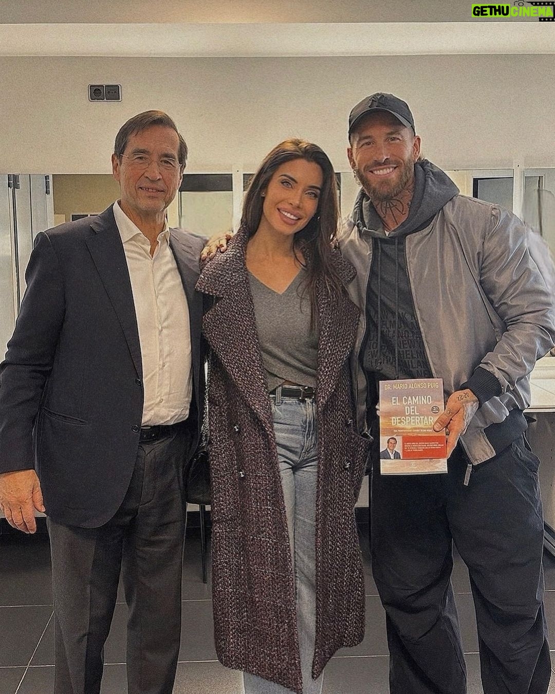 Sergio Ramos Instagram - Escucharte es aprender de un referente, de uno de los mejores; es estimular la ambición de crecer y mejorar; es seguir avanzando en “El camino del despertar”. Gracias por la invitación y por compartir un rato estupendo, querido @marioalonsopuig.
