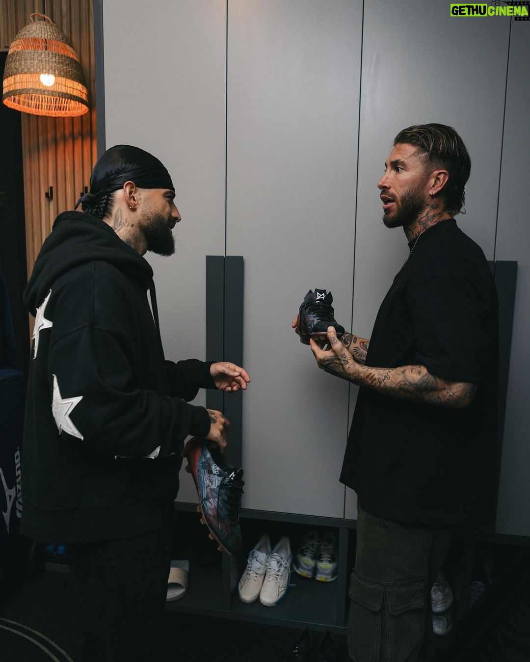 Sergio Ramos Instagram - Mi casa es tu casa, brother!! Por muchos ratitos más de charlas y momentos, @maluma. #familia