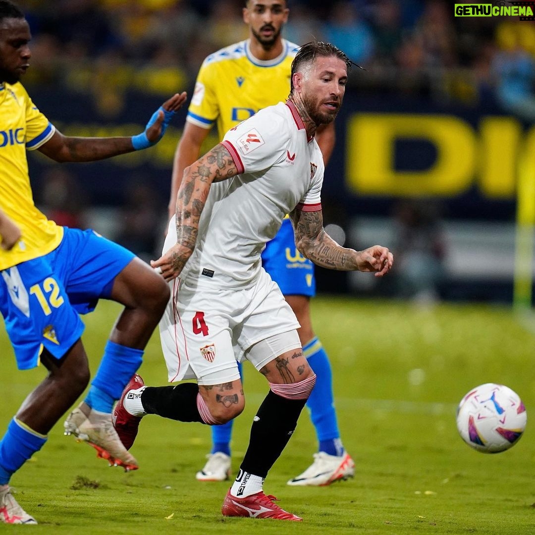 Sergio Ramos Instagram - Peleamos por la victoria hasta el final, pero solo pudimos llevarnos un punto. No era lo que queríamos, pero no queda otra que seguir trabajando y pensar en el siguiente, @sevillafc We fought for the win until the end, but we went home with a point. It’s not the result we wanted, but let’s keep working. Already thinking about the next match. #SevillaFC