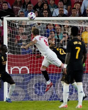 Sergio Ramos Instagram - Un punto de carácter y de convicción. Enormes equipo y afición, este es el camino para crecer, @sevillafc. Especial volver a encontrarte, @realmadrid. 

A point earned through character and conviction. Huge performance from the team and the fans. This is the way to grow. Special to see you again, #RealMadrid. 
#VamosMiSevilla ⚪️🔴