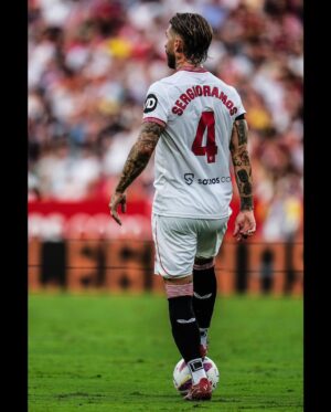 Sergio Ramos Instagram - Un punto de carácter y de convicción. Enormes equipo y afición, este es el camino para crecer, @sevillafc. Especial volver a encontrarte, @realmadrid. 

A point earned through character and conviction. Huge performance from the team and the fans. This is the way to grow. Special to see you again, #RealMadrid. 
#VamosMiSevilla ⚪️🔴