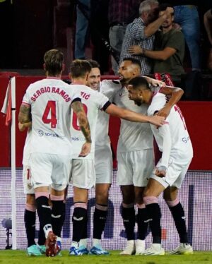 Sergio Ramos Instagram - Un punto de carácter y de convicción. Enormes equipo y afición, este es el camino para crecer, @sevillafc. Especial volver a encontrarte, @realmadrid. 

A point earned through character and conviction. Huge performance from the team and the fans. This is the way to grow. Special to see you again, #RealMadrid. 
#VamosMiSevilla ⚪️🔴