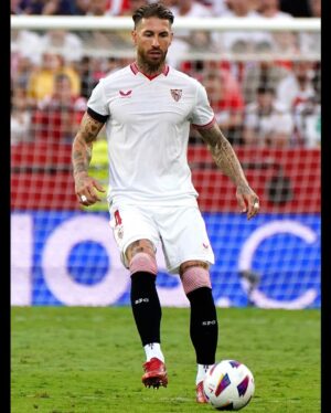 Sergio Ramos Instagram - Un punto de carácter y de convicción. Enormes equipo y afición, este es el camino para crecer, @sevillafc. Especial volver a encontrarte, @realmadrid. 

A point earned through character and conviction. Huge performance from the team and the fans. This is the way to grow. Special to see you again, #RealMadrid. 
#VamosMiSevilla ⚪️🔴