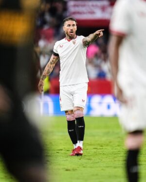 Sergio Ramos Instagram - Un punto de carácter y de convicción. Enormes equipo y afición, este es el camino para crecer, @sevillafc. Especial volver a encontrarte, @realmadrid. 

A point earned through character and conviction. Huge performance from the team and the fans. This is the way to grow. Special to see you again, #RealMadrid. 
#VamosMiSevilla ⚪️🔴