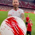 Sergio Ramos Instagram - ¡Nos encanta veros felices! 🥰 🫶🏻 ¿Repetimos lluvia de balones? ⚽️☔️ #WeareSevilla #SergioRamos #Sevillafc