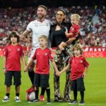 Sergio Ramos Instagram - Vuelta a casa rodeado de los míos. Gracias por estar siempre. ¡Os quiero! Y gracias especialmente a ti, mi vida @pilarrubio, por ser mi compañera de viaje y compartirlo todo conmigo. ❤️💜❤️