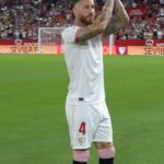 Sergio Ramos Instagram - ❤️ Sevillistas, con todos vosotros: 𝑺𝑬𝑹𝑮𝑰𝑶 𝑹𝑨𝑴𝑶𝑺 🎤 🏟️ #WeareSevilla #NuncaTeRindas #reels #SergioRamos Estadio Ramón Sánchez-Pizjuán