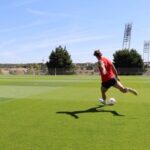 Sergio Ramos Instagram - Seguimos con el trabajo. Hoy sesión de campo. En mi hábitat. 😀🌱 The work never stops. Today’s session on the pitch. In my element. 😀🌱