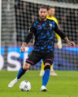 Sergio Ramos Instagram - Un empate con sabor agridulce: un punto valioso fuera de casa, pero dos que se nos han escapado por pequeños detalles. Toca seguir trabajando y mejorando.
Y una pequeña reflexión: ¿Para qué están las herramientas si no se usan? 

A draw with a bittersweet taste: a valuable point away from home, but two lost due to small details. It's time to keep working and improving.
And just a quick thought: What are tools for if you don’t use them?