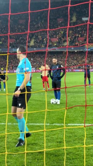 Sergio Ramos Instagram - Sangre fría, corazón caliente 🥶❤️

🎯 @sergioramos 

#WeareSevilla #NuncaTeRindas #UCL #ChampionsLeague