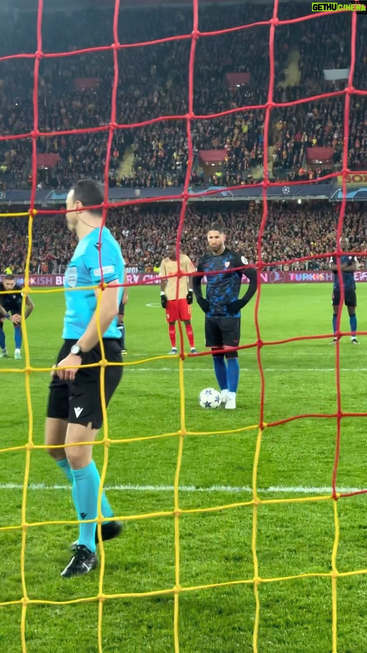 Sergio Ramos - 1.6 Million Likes - Sangre fría, corazón caliente 🥶❤️
🎯 @sergioramos
#WeareSevilla #NuncaTeRindas #UCL #ChampionsLeague