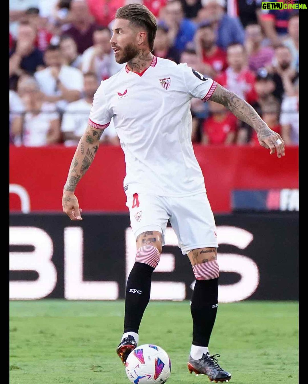 Sergio Ramos Instagram - Volver a casa sabe mejor con victoria y portería a cero. Ha sido increíble sentir el calor del Ramón Sánchez-Pizjuán 6.595 días después. ¡Seguimos! Returning home tastes better with a win and a clean sheet. It's been amazing to feel the support of the Ramón Sánchez-Pizjuán 6,595 days later. Let's keep going! @sevillafc ⚪️🔴