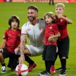 Sergio Ramos Instagram - Vuelta a casa rodeado de los míos. Gracias por estar siempre. ¡Os quiero! Y gracias especialmente a ti, mi vida @pilarrubio, por ser mi compañera de viaje y compartirlo todo conmigo. ❤️💜❤️