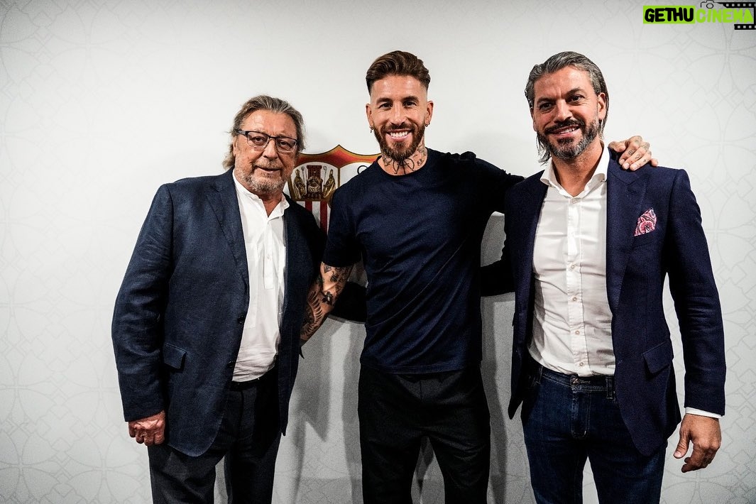 Sergio Ramos Instagram - Espero que os llegue un pedacito de la felicidad que siento, porque es la forma más sincera que encuentro de daros las gracias. @sevillafc