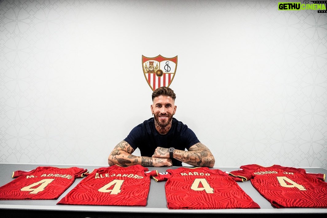 Sergio Ramos Instagram - Espero que os llegue un pedacito de la felicidad que siento, porque es la forma más sincera que encuentro de daros las gracias. @sevillafc