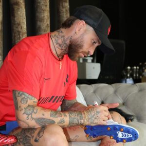 Sergio Ramos Instagram - Empezamos en 2014 y, aunque parece imposible, ya somos 60 millones.
Para celebrarlo y devolveros el cariño que me dais, os propongo un concurso para regalaros 20 pares de botas Mizuno firmadas.

Participar es muy sencillo:
1️⃣ Sígueme en Instagram, por supuesto. 😉
2️⃣ Piensa en tu momento favorito de mi carrera o de mi vida. 😍
3️⃣ Muéstralo en una foto, vídeo, dibujo… o comentario a este post mencionando mi cuenta @sergioramos y con el HT #SR60 antes del 27 de agosto de 2023. ¡Sé creativo! 🎨

➡️ Elegiré a los 20 más originales y les contactaré por mensaje directo.
¡60 millones de gracias!

—————————

We started in 2014 and – although it seems impossible – we are now 60 million strong.
To celebrate this and return some of the love you all give me, I’ve got a great competition for you: a giveaway of 20 pairs of signed Mizuno boots.

Participating is so easy:
1️⃣ Follow me on Instagram, of course. 😉
2️⃣ Think of your favourite time in my career or in my life. 😍
3️⃣ Post a photo, video, drawing… or comment on this post mentioning my account @sergioramos and including HT #SR60 before the 27 August 2023. Be creative! 🎨

➡️ I will pick the 20 most original entries and then will contact you by direct message.
60 million thanks!

*Enlace a las BBLL en la bio. // Link to the terms & conditions in the bio.

** La participación implica la aceptación de las BBLL. // Participation entails accepting the terms & conditions.