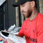 Sergio Ramos Instagram - Empezamos en 2014 y, aunque parece imposible, ya somos 60 millones. Para celebrarlo y devolveros el cariño que me dais, os propongo un concurso para regalaros 20 pares de botas Mizuno firmadas. Participar es muy sencillo: 1️⃣ Sígueme en Instagram, por supuesto. 😉 2️⃣ Piensa en tu momento favorito de mi carrera o de mi vida. 😍 3️⃣ Muéstralo en una foto, vídeo, dibujo… o comentario a este post mencionando mi cuenta @sergioramos y con el HT #SR60 antes del 27 de agosto de 2023. ¡Sé creativo! 🎨 ➡️ Elegiré a los 20 más originales y les contactaré por mensaje directo. ¡60 millones de gracias! ————————— We started in 2014 and – although it seems impossible – we are now 60 million strong. To celebrate this and return some of the love you all give me, I’ve got a great competition for you: a giveaway of 20 pairs of signed Mizuno boots. Participating is so easy: 1️⃣ Follow me on Instagram, of course. 😉 2️⃣ Think of your favourite time in my career or in my life. 😍 3️⃣ Post a photo, video, drawing… or comment on this post mentioning my account @sergioramos and including HT #SR60 before the 27 August 2023. Be creative! 🎨 ➡️ I will pick the 20 most original entries and then will contact you by direct message. 60 million thanks! *Enlace a las BBLL en la bio. // Link to the terms & conditions in the bio. ** La participación implica la aceptación de las BBLL. // Participation entails accepting the terms & conditions.