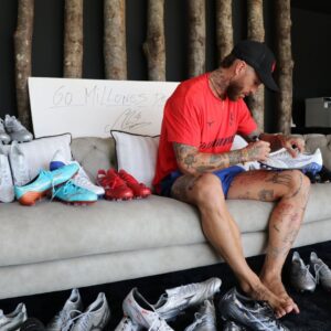 Sergio Ramos Instagram - Empezamos en 2014 y, aunque parece imposible, ya somos 60 millones.
Para celebrarlo y devolveros el cariño que me dais, os propongo un concurso para regalaros 20 pares de botas Mizuno firmadas.

Participar es muy sencillo:
1️⃣ Sígueme en Instagram, por supuesto. 😉
2️⃣ Piensa en tu momento favorito de mi carrera o de mi vida. 😍
3️⃣ Muéstralo en una foto, vídeo, dibujo… o comentario a este post mencionando mi cuenta @sergioramos y con el HT #SR60 antes del 27 de agosto de 2023. ¡Sé creativo! 🎨

➡️ Elegiré a los 20 más originales y les contactaré por mensaje directo.
¡60 millones de gracias!

—————————

We started in 2014 and – although it seems impossible – we are now 60 million strong.
To celebrate this and return some of the love you all give me, I’ve got a great competition for you: a giveaway of 20 pairs of signed Mizuno boots.

Participating is so easy:
1️⃣ Follow me on Instagram, of course. 😉
2️⃣ Think of your favourite time in my career or in my life. 😍
3️⃣ Post a photo, video, drawing… or comment on this post mentioning my account @sergioramos and including HT #SR60 before the 27 August 2023. Be creative! 🎨

➡️ I will pick the 20 most original entries and then will contact you by direct message.
60 million thanks!

*Enlace a las BBLL en la bio. // Link to the terms & conditions in the bio.

** La participación implica la aceptación de las BBLL. // Participation entails accepting the terms & conditions.