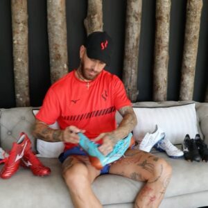 Sergio Ramos Instagram - Empezamos en 2014 y, aunque parece imposible, ya somos 60 millones.
Para celebrarlo y devolveros el cariño que me dais, os propongo un concurso para regalaros 20 pares de botas Mizuno firmadas.

Participar es muy sencillo:
1️⃣ Sígueme en Instagram, por supuesto. 😉
2️⃣ Piensa en tu momento favorito de mi carrera o de mi vida. 😍
3️⃣ Muéstralo en una foto, vídeo, dibujo… o comentario a este post mencionando mi cuenta @sergioramos y con el HT #SR60 antes del 27 de agosto de 2023. ¡Sé creativo! 🎨

➡️ Elegiré a los 20 más originales y les contactaré por mensaje directo.
¡60 millones de gracias!

—————————

We started in 2014 and – although it seems impossible – we are now 60 million strong.
To celebrate this and return some of the love you all give me, I’ve got a great competition for you: a giveaway of 20 pairs of signed Mizuno boots.

Participating is so easy:
1️⃣ Follow me on Instagram, of course. 😉
2️⃣ Think of your favourite time in my career or in my life. 😍
3️⃣ Post a photo, video, drawing… or comment on this post mentioning my account @sergioramos and including HT #SR60 before the 27 August 2023. Be creative! 🎨

➡️ I will pick the 20 most original entries and then will contact you by direct message.
60 million thanks!

*Enlace a las BBLL en la bio. // Link to the terms & conditions in the bio.

** La participación implica la aceptación de las BBLL. // Participation entails accepting the terms & conditions.