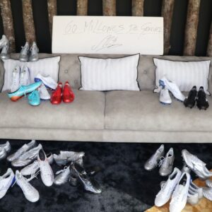 Sergio Ramos Instagram - Empezamos en 2014 y, aunque parece imposible, ya somos 60 millones.
Para celebrarlo y devolveros el cariño que me dais, os propongo un concurso para regalaros 20 pares de botas Mizuno firmadas.

Participar es muy sencillo:
1️⃣ Sígueme en Instagram, por supuesto. 😉
2️⃣ Piensa en tu momento favorito de mi carrera o de mi vida. 😍
3️⃣ Muéstralo en una foto, vídeo, dibujo… o comentario a este post mencionando mi cuenta @sergioramos y con el HT #SR60 antes del 27 de agosto de 2023. ¡Sé creativo! 🎨

➡️ Elegiré a los 20 más originales y les contactaré por mensaje directo.
¡60 millones de gracias!

—————————

We started in 2014 and – although it seems impossible – we are now 60 million strong.
To celebrate this and return some of the love you all give me, I’ve got a great competition for you: a giveaway of 20 pairs of signed Mizuno boots.

Participating is so easy:
1️⃣ Follow me on Instagram, of course. 😉
2️⃣ Think of your favourite time in my career or in my life. 😍
3️⃣ Post a photo, video, drawing… or comment on this post mentioning my account @sergioramos and including HT #SR60 before the 27 August 2023. Be creative! 🎨

➡️ I will pick the 20 most original entries and then will contact you by direct message.
60 million thanks!

*Enlace a las BBLL en la bio. // Link to the terms & conditions in the bio.

** La participación implica la aceptación de las BBLL. // Participation entails accepting the terms & conditions.
