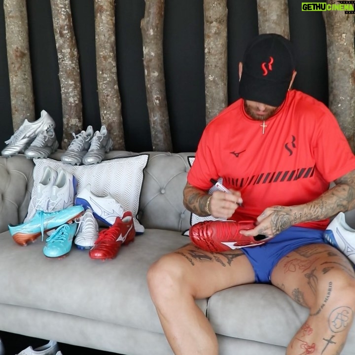 Sergio Ramos - 2 Million Likes - Empezamos en 2014 y, aunque parece imposible, ya somos 60 millones.
Para celebrarlo y devolveros el cariño que me dais, os propongo un concurso para regalaros 20 pares de botas Mizuno firmadas.
Participar es muy sencillo:
1️⃣ Sígueme en Instagram, por supuesto. 😉
2️⃣ Piensa en tu momento favorito de mi carrera o de mi vida. 😍
3️⃣ Muéstralo en una foto, vídeo, dibujo… o comentario a este post mencionando mi cuenta @sergioramos y con el HT #SR60 antes del 27 de agosto de 2023. ¡Sé creativo! 🎨
➡️ Elegiré a los 20 más originales y les contactaré por mensaje directo.
¡60 millones de gracias!
—————————
We started in 2014 and – although it seems impossible – we are now 60 million strong.
To celebrate this and return some of the love you all give me, I’ve got a great competition for you: a giveaway of 20 pairs of signed Mizuno boots.
Participating is so easy:
1️⃣ Follow me on Instagram, of course. 😉
2️⃣ Think of your favourite time in my career or in my life. 😍
3️⃣ Post a photo, video, drawing… or comment on this post mentioning my account @sergioramos and including HT #SR60 before the 27 August 2023. Be creative! 🎨
➡️ I will pick the 20 most original entries and then will contact you by direct message.
60 million thanks!
*Enlace a las BBLL en la bio. // Link to the terms & conditions in the bio.
** La participación implica la aceptación de las BBLL. // Participation entails accepting the terms & conditions.