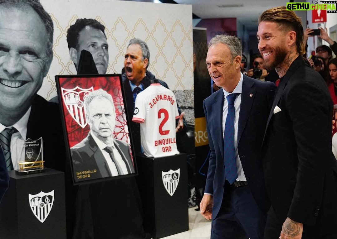 Sergio Ramos Instagram - Hoy ha recibido el reconocimiento que se merece uno de los grandes entrenadores de nuestro fútbol, mi padre deportivo, aquel que a mí y a otros muchos nos dio lo más valioso que hay en la vida: una oportunidad. @joaquincaparroscamino, enhorabuena por el “Banquillo de oro”, pero, sobre todo, enhorabuena por haber sabido ser un gran profesional, una persona íntegra y recta, y un maestro para todos aquellos que hemos tenido la suerte de aprender de tu sabiduría y experiencia. Te queremos por lo que eres y por cómo eres. Enhorabuena, mister.