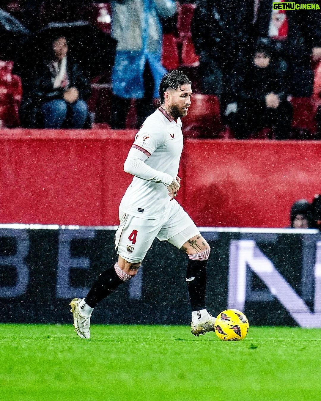 Sergio Ramos Instagram - Un resultado que duele, pero de nada vale lamentarnos de lo que ya ha pasado. Tenemos que convertir la decepción en rebeldía, en estímulo para seguir trabajando y mejorar. A result that hurts, but we can’t dwell too much on what has already happened. We have to turn the disappointment into fightback, into motivation to keep working and to improve. ¡Vamos, @sevillafc!
