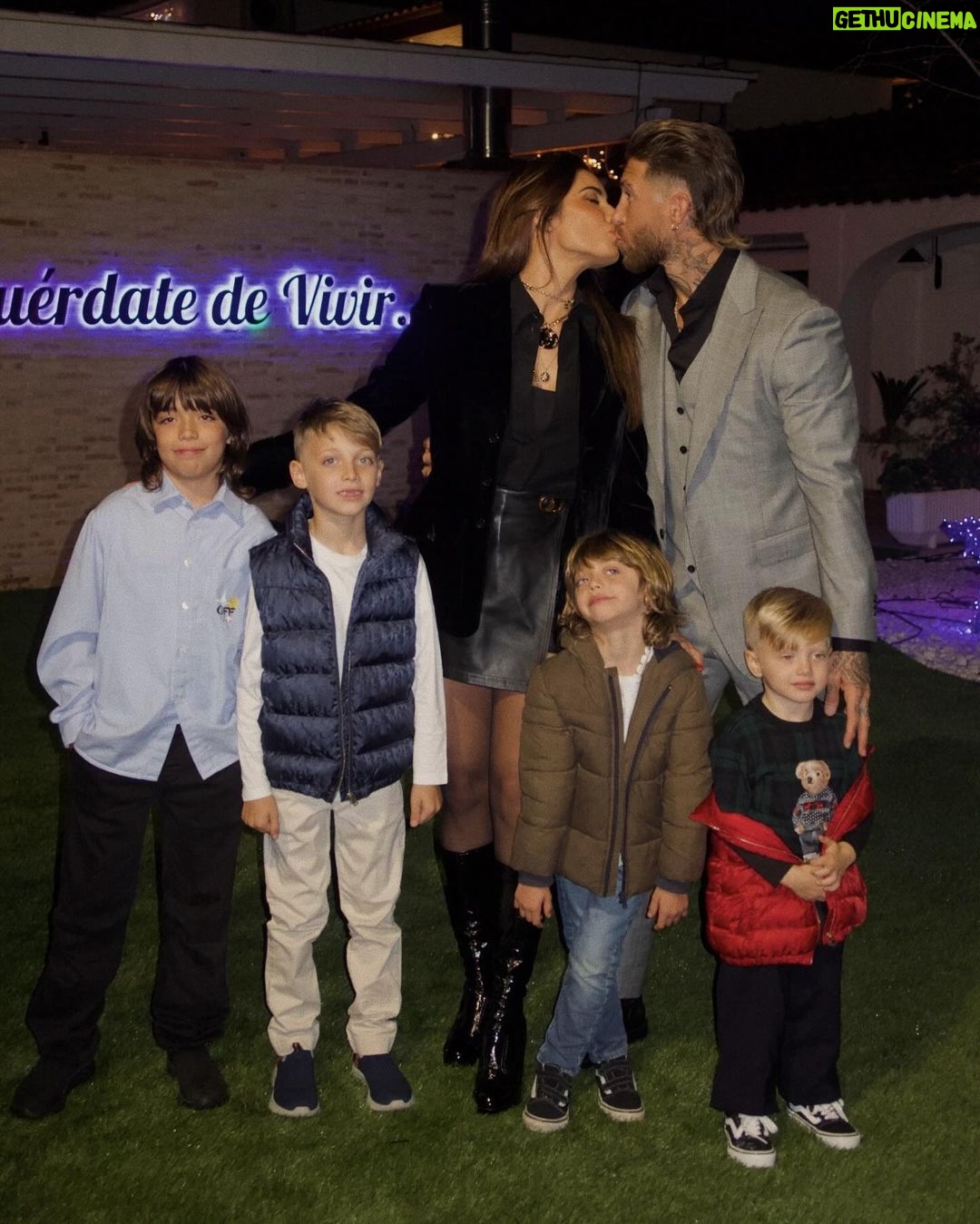 Sergio Ramos Instagram - Da igual el momento o la circunstancia, la respuesta siempre es la familia y compartir momentos. Os deseamos todo lo mejor para vosotros y vuestros seres queridos en 2024. Salud para todos y mucho amor. πβ₯οΈπ₯ βLo primero es la familia, la salud y la libertad.β πΆ No matter the time or circumstances, the answer is always family and sharing moments. We wish you and your loved ones all the best in 2024. Cheers to all and lots of love. πβ₯οΈπ₯ βFirst things first. Family, health and freedom.β πΆ