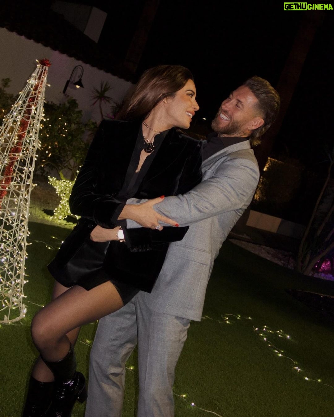 Sergio Ramos Instagram - Da igual el momento o la circunstancia, la respuesta siempre es la familia y compartir momentos. Os deseamos todo lo mejor para vosotros y vuestros seres queridos en 2024. Salud para todos y mucho amor. πβ₯οΈπ₯ βLo primero es la familia, la salud y la libertad.β πΆ No matter the time or circumstances, the answer is always family and sharing moments. We wish you and your loved ones all the best in 2024. Cheers to all and lots of love. πβ₯οΈπ₯ βFirst things first. Family, health and freedom.β πΆ