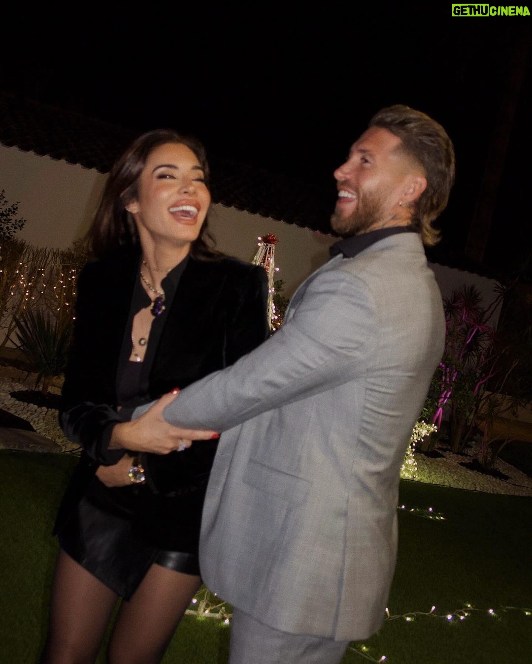 Sergio Ramos Instagram - Da igual el momento o la circunstancia, la respuesta siempre es la familia y compartir momentos. Os deseamos todo lo mejor para vosotros y vuestros seres queridos en 2024. Salud para todos y mucho amor. πβ₯οΈπ₯ βLo primero es la familia, la salud y la libertad.β πΆ No matter the time or circumstances, the answer is always family and sharing moments. We wish you and your loved ones all the best in 2024. Cheers to all and lots of love. πβ₯οΈπ₯ βFirst things first. Family, health and freedom.β πΆ