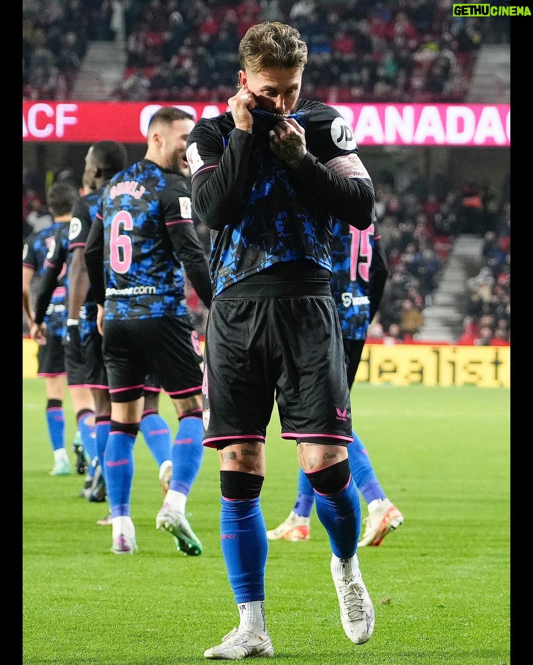 Sergio Ramos Instagram - Una victoria necesaria, trabajada y merecida. Contento por ayudar con otro gol 🍳. El camino es este. ¡Vamos, @sevillafc! ⚪️🔴 A necessary, hard-fought and well-deserved win. Happy to help with another goal 🍳. This is the way to go. Onwards, Sevilla! ⚪️🔴