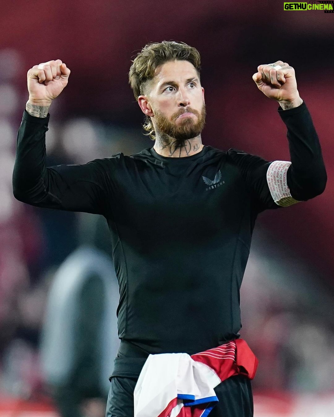 Sergio Ramos Instagram - Una victoria necesaria, trabajada y merecida. Contento por ayudar con otro gol 🍳. El camino es este. ¡Vamos, @sevillafc! ⚪️🔴 A necessary, hard-fought and well-deserved win. Happy to help with another goal 🍳. This is the way to go. Onwards, Sevilla! ⚪️🔴